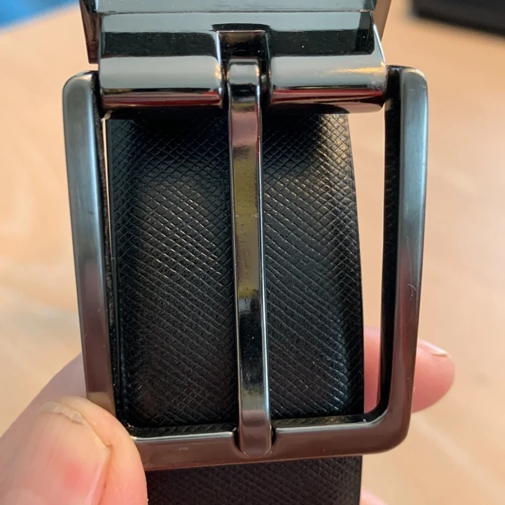 Perry Ellis Leather Belt 34/85  only 1 small mark from where last owner wore